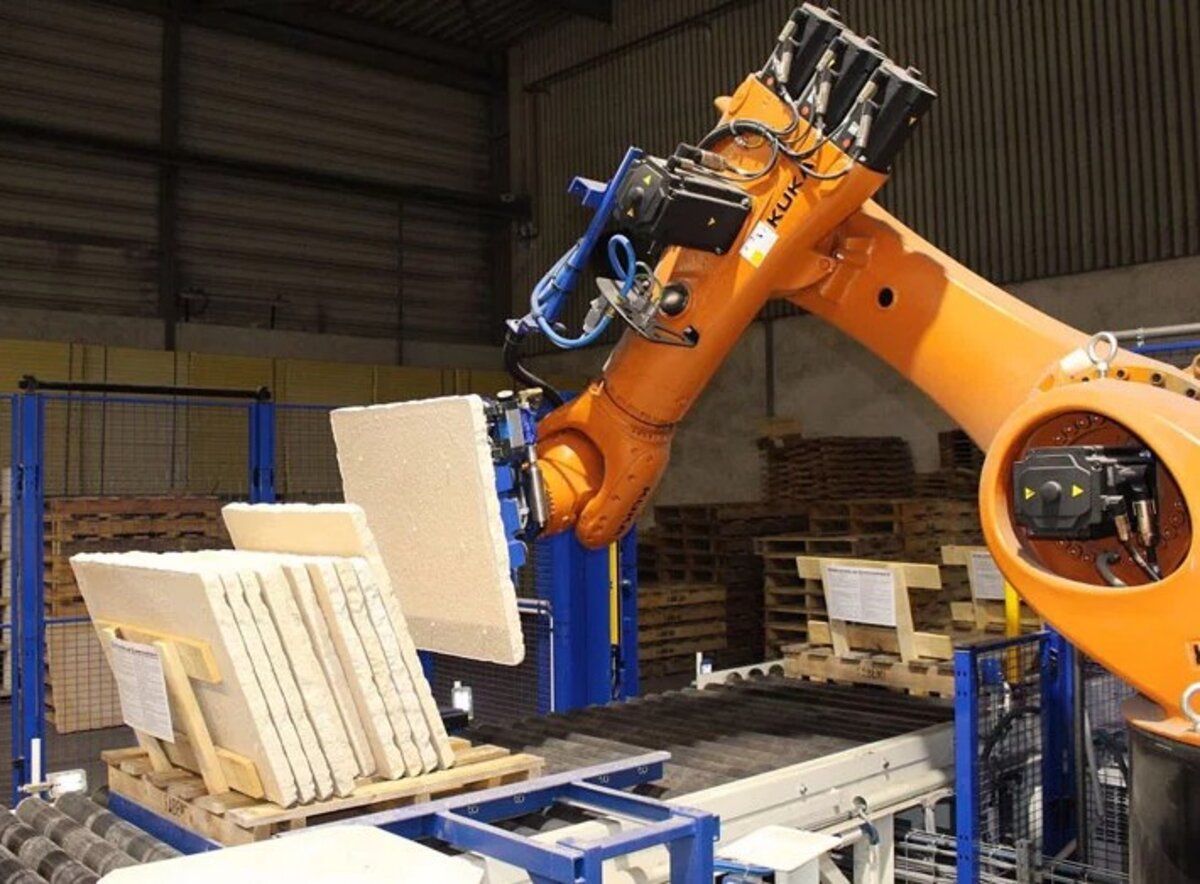 Robot przemysłowy KUKA z zamontowaną ramą chwytaka